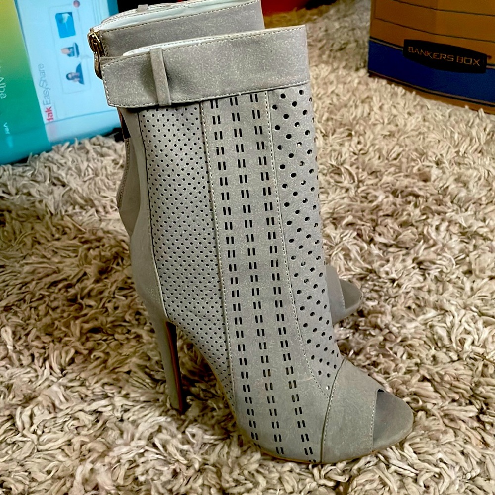 Womans size 7 mid calf boot! Color -light gray back zipper